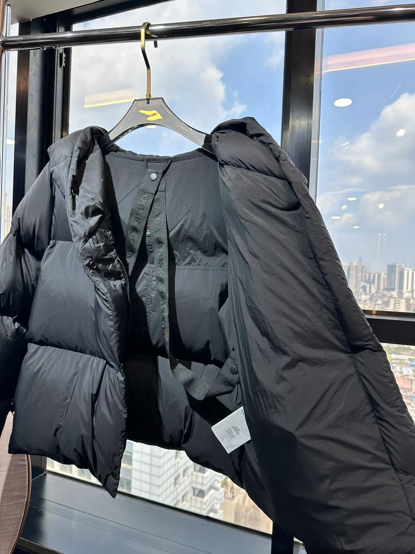 P1100 Top-quality original Canada Goose autumn. It is warm and has no sense of restraint. It is made of national standard 90 white duck down. It is light and elegant, giving you all-round warmth! The appearance of the upper body is more classy and stylish, allowing warmth and grace to go hand in hand. The multiple car lines on the center line are strict and symmetrical, keeping warm and waiting. The logo on the chest embellishes the whole piece! The unique taste goes deep into the bone marrow. It is age-reducing and full of warmth. It has a simple and elegant look and has the same color for men and women. Black Gray Size: XS-S M L